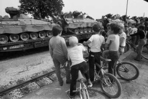 Kinder vor einem vorbeifahrenden Zug mit Panzern der Deutschen Bundeswehr während des NATO-Manövers Flinker Igel in Deggendorf