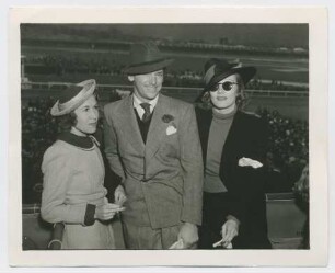 Douglas Fairbanks Jr. und Marlene Dietrich (mit Sonnebrille), Rennbahnbesuch (Los Angeles, zirka 1933 - 1939) (Archivtitel)