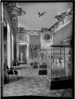 Karlsruhe Schloss Erdgeschoss - Corps de Logis Empfangszimmer Innenansicht nach Westen Sammlung