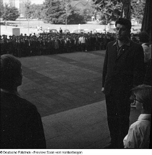 Werner Moke, 1. Sekretär der Bezirksleitung der FDJ Dresden, nimmt vor der Verkehrshochschule in Dresden einen Appell der FDJ und der Jungen Pioniere ab (wahrscheinlich Verabschiedung einer Delegation zu einem Treffen)