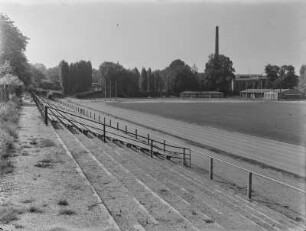 Bautzen. Sitzbänke an einem Sportplatz
