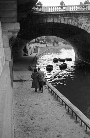 Paris: Pärchen an Seine-Kai, Hintergrund Brücke