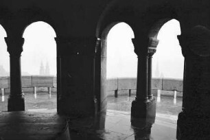 Budapest: Ausblick durch Bogen der Fischereibastei auf Pest