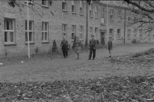 Lehrer und Schüler beim Unterricht in der Gehörlosen-Schule Güstrow : Unterrichtsszenen, Stadtansichten von Güstrow, Landschaft und Schloss
