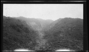 A.O.K.-Stellung bei Sailly-Saillisel (Dep. Somme, Frankreich): Trampelpfad zwischen Erdhaufen, im Hintergrund Abdeckplanen ("A.O.K.-Stellung. Vorderster Trichtergraben. Somme 1916")