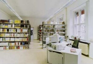 Dienstplatz der Auskunft und Freihandbereich Monografien und Zeitschriften : Dresden-Johannstadt, Hans-Grundig-Straße 25 (Gebäude der Fakultät Informatik der TU Dresden). Sächsische Landesbibliothek - Staats- und Universitätsbibliothek Dresden. Zweigbibliothek Informatik. Dienstplatz der Auskunft und Freihandbereich Monografien und Zeitschriften