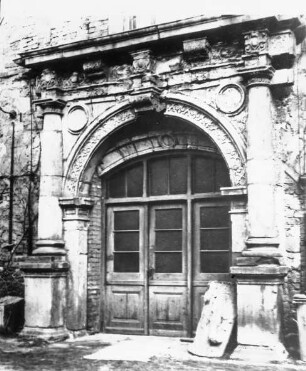 Halle (Saale), Neue Residenz, Innenhof, Ostflügel, Spätrenaissanceportal; museale Aufstellung