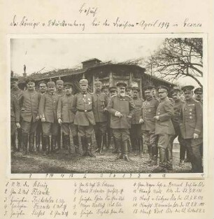 König Wilhelm II. von Württemberg mit Adolf Franke, General der Artillerie und Kommandeur und weitere Offiziere der 2. Württ. Landwehr-Division bei einem Frontbesuch am 4. April 1917 in Gesnes, Cheppywald