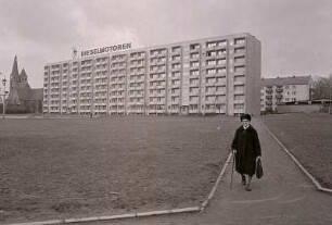 Alte Frau im leeren Stadtzentrum von Nordhausen