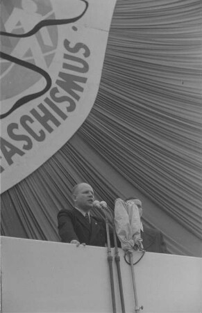 Internationale Friedenskundgebung der Fédération Internationale des Anciens Prisonniers Politiques (FIAPP) und der Vereinigung der Verfolgten des Naziregimes (VVN) : Redner