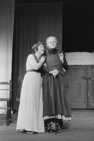 Szenenbilder aus "Die deutschen Kleinstädter", Schauspiel von August von Kotzebue. Volksbühne Berlin, 08.10.1976 (Premiere 10. Oktober 1976) : Mit Michael Gwisdek, Ursula Karusseit, Walfriede Schmitt, Werner Senftleben, Ruth Glöss, Marion van de Kamp, Wilfried Ortmann, Bodo Krämer, Erich Brauer, Harry Merkel, Klaus Mertens, Winfried Wagner, Karin Ugowski, Peter Marx
