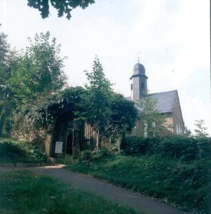 Dorfkirche (1376 erwähnt) und Friedhofsmauer mit Torbogen (17. Jahrhundert) : Liebstadt-Döbra. Dorfkirche (1376 erwähnt) und Friedhofsmauer mit Torbogen (17. Jahrhundert)