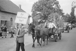 Erntefest in Maukendorf. Festumzug : Žnjenski swjedźeń w Mučowje. Swjedźenski ćah : Maukendorf / Mučow