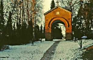 Friedhof an der Bahnhofstraße: Torhaus: Südseite in Winter
