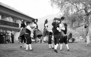 Untermünstertal: Untermünstertäler Trachtengruppe tanzt