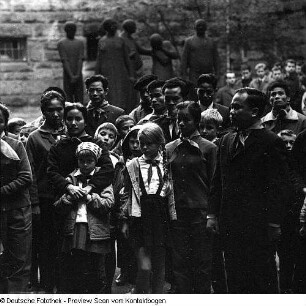 Dresden-Südvorstadt, Münchner Platz 3, Georg-Schumann-Bau der TU, Serie: "Solidarität mit Vietnam", Tanzensemble aus Südvietnam zu Besuch in der Mahn- und Gedenkstätte für die Opfer des Nationalsozialismus im Hinrichtungshof des ehemaligen Landgerichts. Kranzniederlegung am Gedenkstein für Georg Schumann