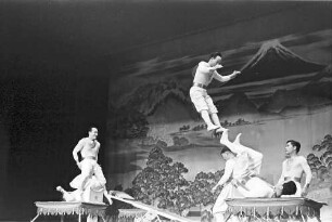 Wintergarten: Uyenos; Japanische Truppe; Ikarische Spiele
