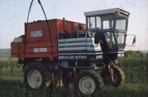 Fotografie: Weinbau, Erntetechnik, Erntemaschine