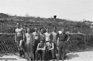 Zweiter Weltkrieg. Niederlande unter deutscher Besatzung. Angehörige der deutschen Wehrmacht in Dünen an der Nordsee (wohl bei Den Haag)