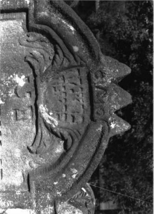 Grabstein 1542 (Index: 100097983) Maße HxBxT: 122x57x13 cm Symbolik: Krone und Kranz: Grabstein 1542A
