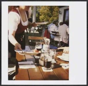 Bedienung im Außenbereich des Landhotels Moarwirt in Bad Tölz