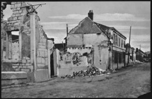 Juvincourt, Frankreich. Hauptstraße mit Hausruinen