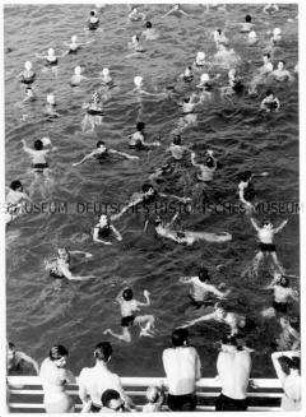 Schwimmende Menschen (Altersgruppe bis 14)