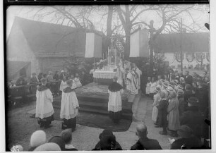 Primizfeier Bayer in Emerfeld 1935; Im Freien aufgebauter Altar; Geistlichkeit während der Messe beim Verteilen der Kommunion