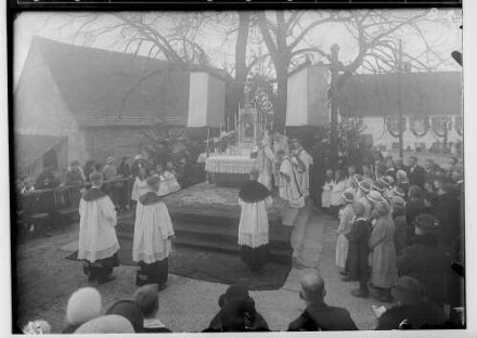 Primizfeier Bayer in Emerfeld 1935; Im Freien aufgebauter Altar; Geistlichkeit während der Messe beim Verteilen der Kommunion