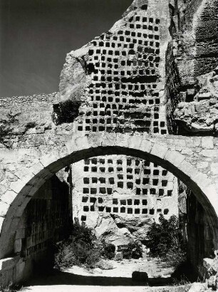 Totenkammern im Ruinenfeld von Les Baux i. d. Alpilles