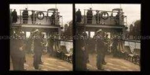 Kaiser Wilhelm II. mit Offizieren und Gästen an Deck der SMY Hohenzollern
