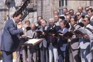 Coburg, Schloßplatz. Chor der Chorleiter Burg Feuerstein unter Leitung von Heinz Wilk bei einem Auftritt