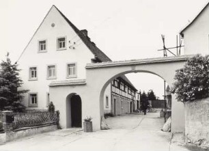 Radeburg, Dreiseithof : Radeburg-Bärwalde. Dreiseithof. Dorfstraße 4. Bezeichnet 1806 und 1848. Wohnstallhaus und Toranlage. Straßenansicht