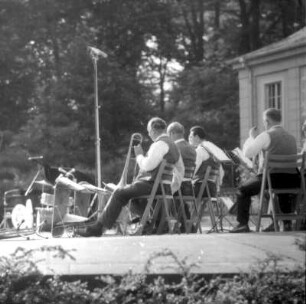 Revue mit Moderator Ulli Busch im Rahmen der Veranstaltungsreihe "Dresdner Sommer". Großer Garten, Freilichtbühne "Junge Garde", 14. Juni 1970