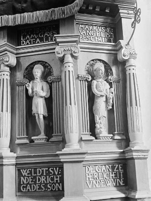 Skulpturen in einer Kirche
