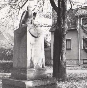 Denkmal für die Gefallenen des 1. Weltkrieges der Gemeinde Thronitz : Denkmal für die Gefallenen des 1. Weltkrieges der Gemeinde Thronitz. Sandstein (um 1920). Markranstädt-Thronitz, Ringstraße
