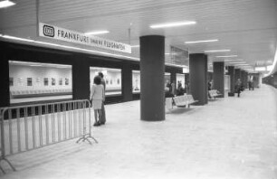 Frankfurt (Main). Bahnhof Frankfurt/M.-Flughafen. Blick auf einen Bahnsteig