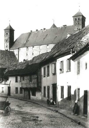 Heilsberg, Klosterstraße : Heilsberg (Lidzbark Warminski(´/Polen). Klosterstraße. Blick zur Burg Heilsberg von Westen