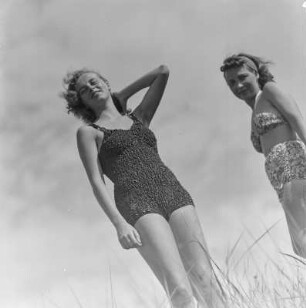 Elisabeth Gremmler (rechts) und eine Freundin in Badebekleidung am Strand
