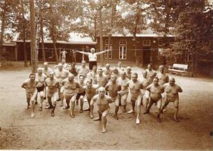 Dresden-Weißer-Hirsch, Bautzner Landstraße 1. Dr. Lahmanns Sanatorium. Kurgäste bei der Gymnastik im Luftbad