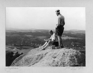 Gipfelrast. Zwei Bergsteiger auf einem Gipfel