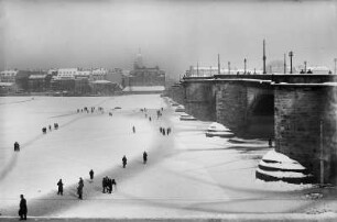 Dresden. Blick vom Altstädter Ufer unterhalb der Augustusbrücke über die zugefrorene Elbe mit Passanten auf das Neustädter Ufer im Winter 1928/1929
