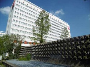 Dresden: Hotelgarten hinter Prager Straße 7/Reitbahnstraße, Formsteinwand
