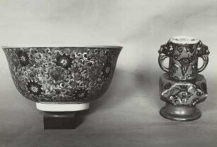 Schale mit stilisierten Ranken und Blumen