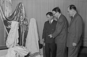Messerundgang, Rolf Lemser (?) Messeamtsdirektor (Mitte) mit Vertretern der vietnamesischen Delegation