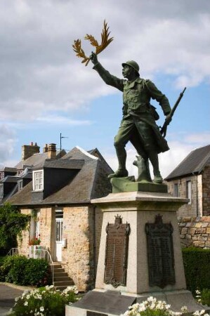 Frankreich. Basse Normandie. Orne. Domfront. Ortsansicht mit Kriegerdenkmal