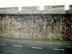 Stadtbefestigung-Ansicht im Osten - Stadtmauer von Stadtseite mit erhaltener Steinbrüstung und Steinauflage des Wehrgangs