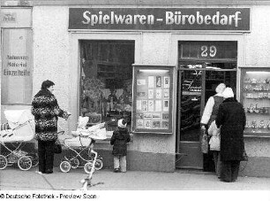 Dresden-Neustadt, Alaunstraße 29. Wohnhaus mit Laden für Spielwaren und Bürobedarf. Ladeneingang und Schaufenster