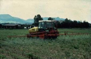 Fotografie: Pflanzenschutz, Feldspritze angebaut, Mais, Geräteträger