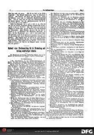 Klappstuhlpaar mit Schreibplatten an Rückenlehne